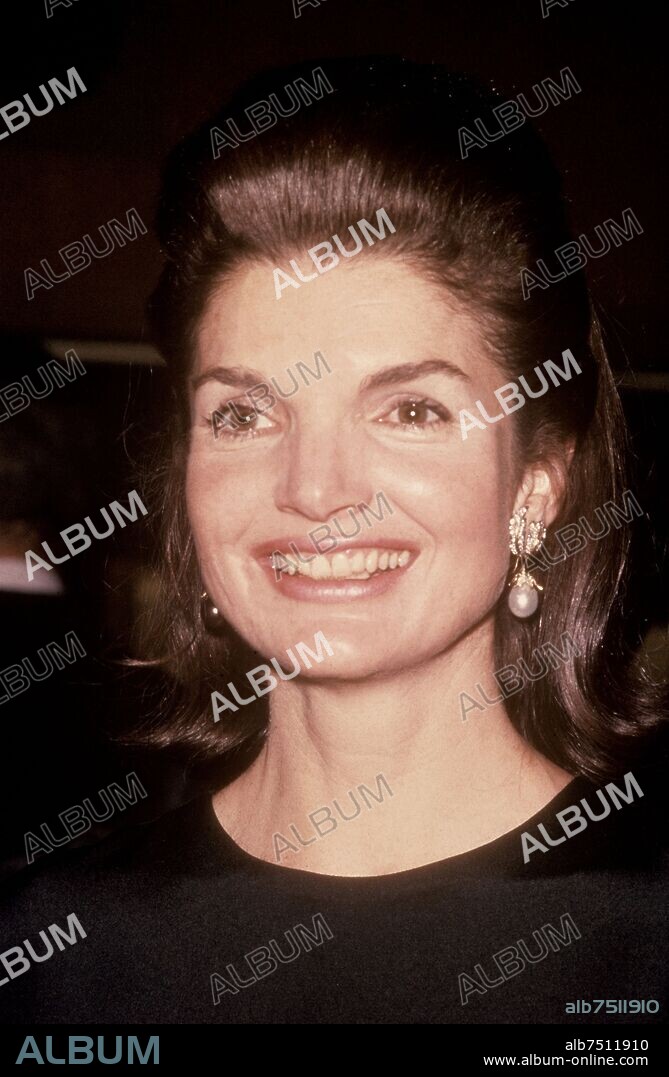 AUTOR LIBRE 01307. JACKIE ONASSIS (1929-1994) ESPOSA DE JOHN F KENEDY Y DE ARISTOTELES ONASSIS.