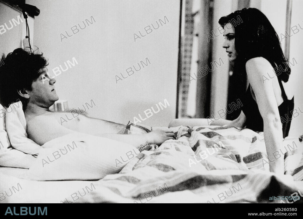 KENNETH BRANAGH and WINONA RYDER in CELEBRITY, 1998, directed by WOODY ALLEN. Copyright SWEETLAND FILMS.
