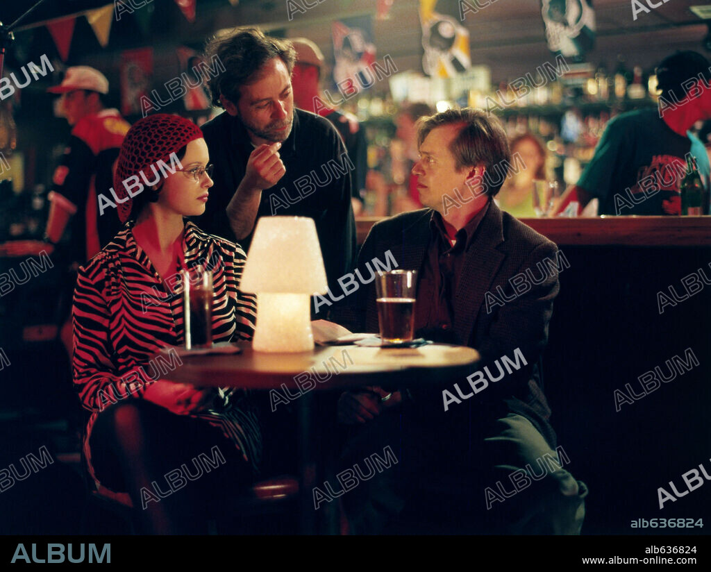 STEVE BUSCEMI, TERRY ZWIGOFF and THORA BIRCH in GHOST WORLD, 2001, directed by TERRY ZWIGOFF. Copyright UNITED ARITSTS / BENNETT, TRACY.