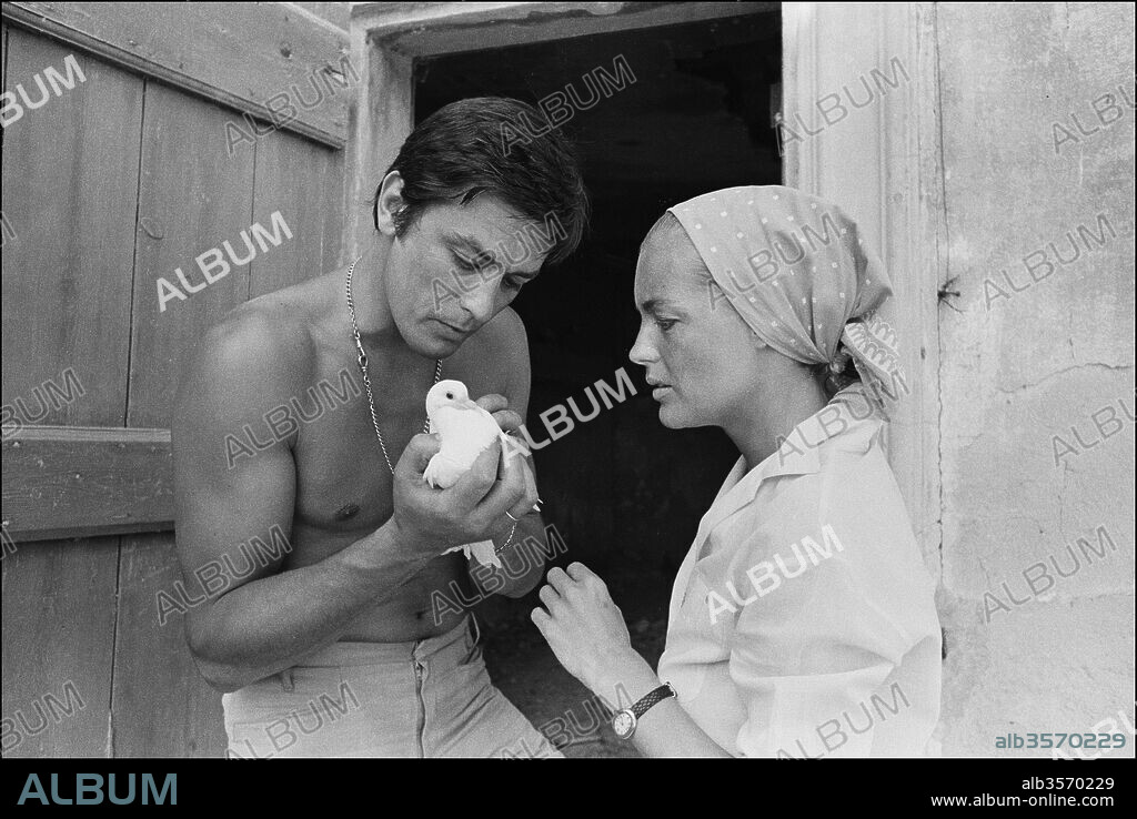 ALAIN DELON et ROMY SCHNEIDER dans LA PISCINE, 1969, réalisé par JACQUES DERAY. Copyright S.N.C/TRITONE.