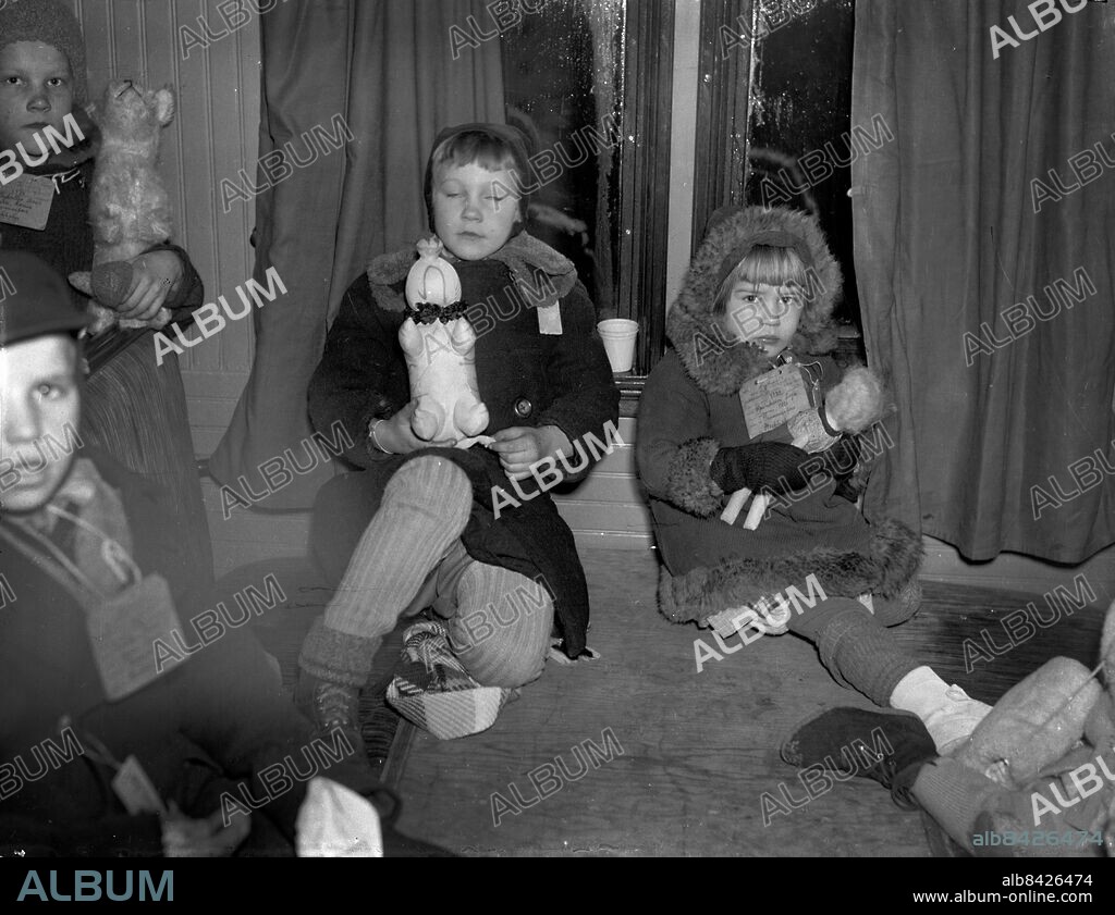 Göteborg 1940 - tal. Flyktingbarn från Finland kommer till Sverige. Flickan till höger heter Seja Henriksson. foto: Thure Christiansson. © Kamerareportage *** Local Caption *** TC03. Thure Christiansson.