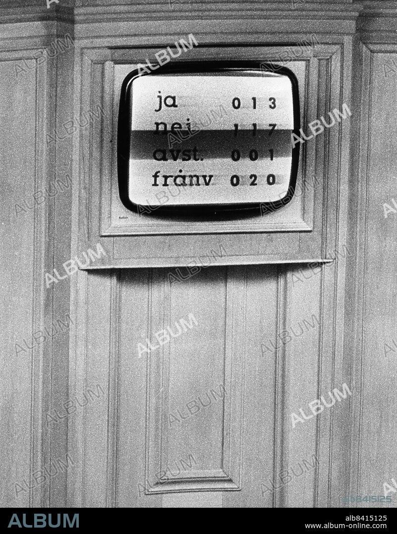 STOCKHOLM 19680517 **SvD OUT ***. Omröstning i första kammaren i riksdagen den 17 maj 1968. Denna omröstning ledde till att Sverige inför enkammarsriksdag istället för tvåkammarriksdag (mellan år 1866 till år 1971).. Genom att godkänna författningsreformen avskaffade första kammaren sig själv. Men 13 av ledamöterna sprattlade emot- se siffrorna på voteringstavlan. "Ja" betyder avslag på reformen.. Photo: Sven Erik Sjöberg / DN / SCANPIX Code 53. ***ARKIVBILD***.
