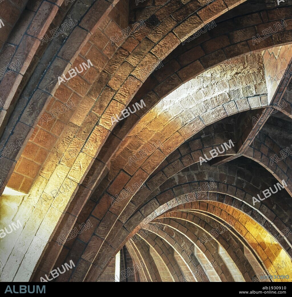 ANTONI GAUDÍ. Casa Milà. La Pedrera. Parabolic arches. Old laundry.