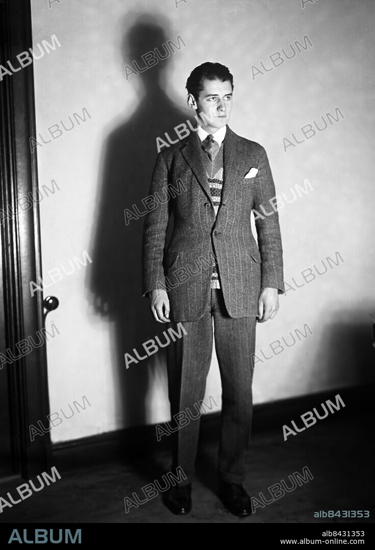 ARKIV 1928. Erik "Kar de Mumma" Zetterström (1904-1997), kåsör och revyförfattare. Han skrev över 20000 kåserier och presenterade en ny revy och en ny kåserisamling en gång om året. Son till kåsören Hasse Z och far till Carl Z. Hans både böcker om skoltiden "Två år i varje klass" och "Sigge Nilsson och jag" filmades 1938. Erik Zetterström wrote 20 000 couseries in swedish newspaper and weekly magazines.. Foto: TT Historical/1900. Scanpix Sweden.