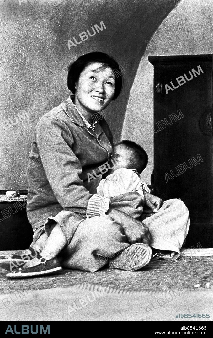 KINA 19721106 . Tie Ruying ammar sitt fjärde barn, tvååringen, som brukligt tilltalad Fyran efter ordningsföljden i barnaskaran. DN har besökt familjen med jämna mellanrum sedan 1972.. Foto: Åke Malmström / DN / TT Kod: 37. **SvD OUT**.