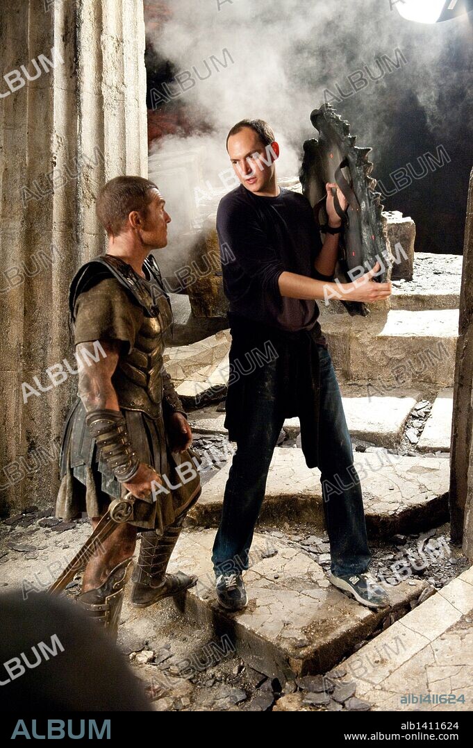 LOUIS LETERRIER y SAM WORTHINGTON en FURIA DE TITANES, 2010 (CLASH OF THE TITANS), dirigida por LOUIS LETERRIER. Copyright WARNER BROSS PICTURES/THE ZANUCK COMPANY/THUNDER ROAD / MAIDMENT, JAY.