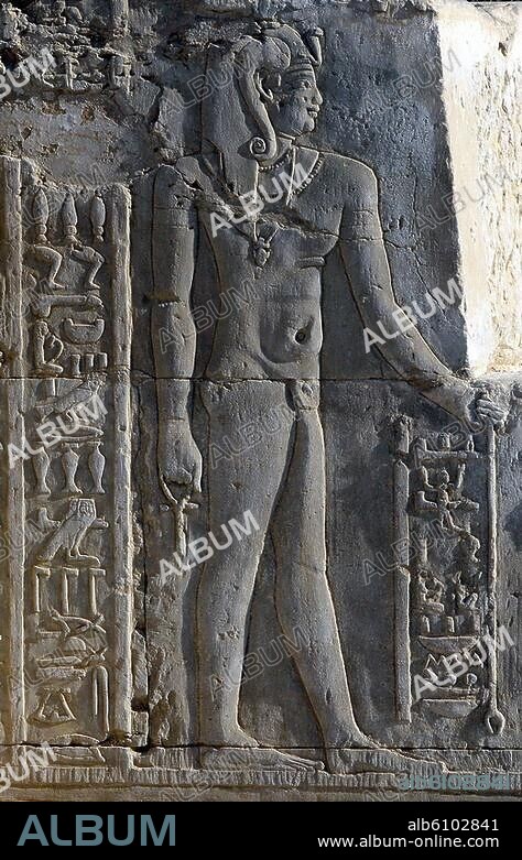 Kom Ombo (Oberägypten), Tempel (Doppelheiligtum, dem Krokodilgott Sobek und dem falkenköpfigen Haroeris geweiht; ptolemäische und römische Zeit, 3.Jh.v.Chr.-3.Jh.n.Chr.).-Harpokrates.-Relief. Foto, 2007.