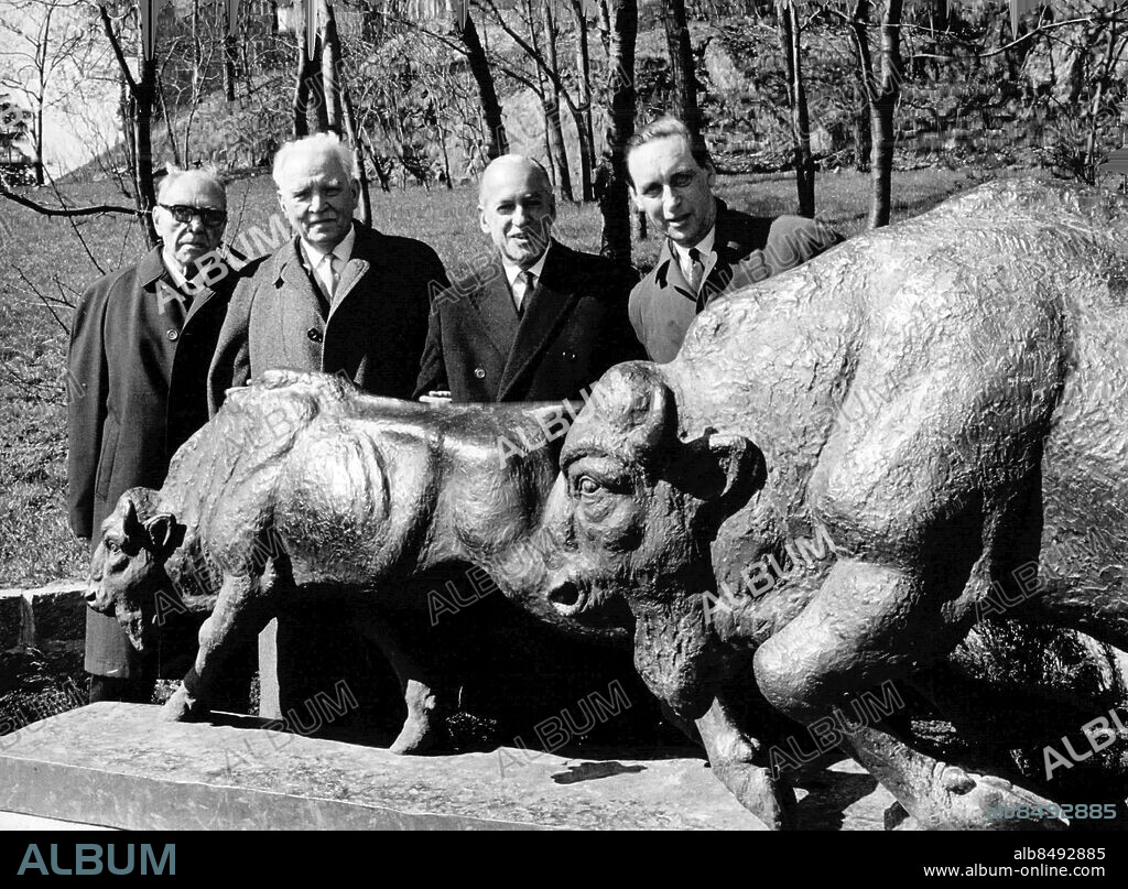 Stockholm 1967-04-25. Bakom Nackas nya skulptur med tre visenter står skulptören Arvid Knöppel, byggmästare Anders Diös, direktör Bo Ax:son Johnson och byrådirektör John W. Edberg. Foto: Owe Sjöblom / SvD / TT / kod 12014.