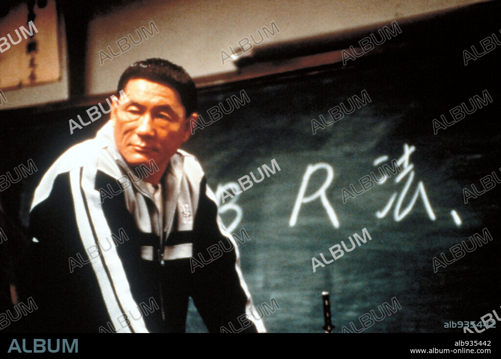 TAKESHI KITANO dans BATTLE ROYALE, 2000 (BATORU ROWAIARU), réalisé par KINJI FUKASAKU. Copyright BATTLE ROYALE PRODUCTION COMMITTEE.
