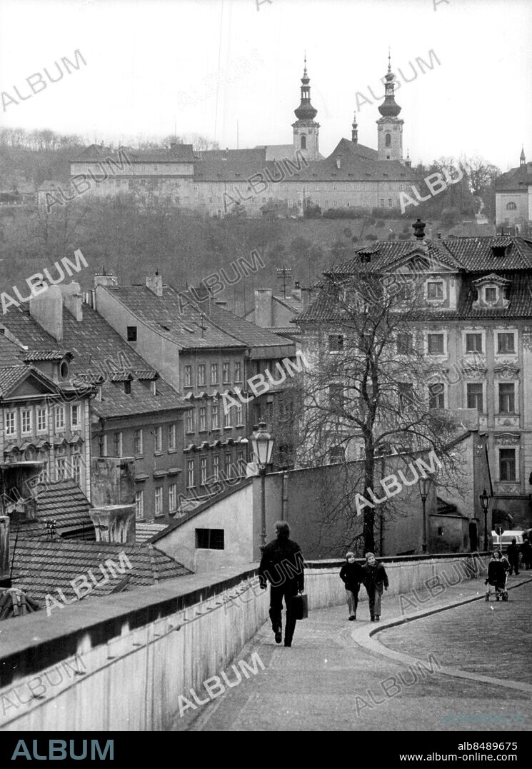 Prag 1981-04-07. Vägen till Gamla staden från slottet i Prag. Foto: Vojta Klecka / SvD / TT / kod 12014.