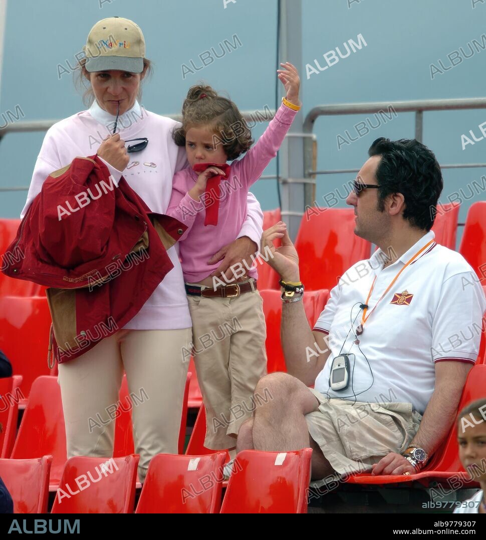 11/07/2004, Santander Fotos del campeonato de Hípica internacional de Saltos de Santander en la foto la Infanta Elena junto A su familia Fotos Juan Manuel Serrano arce.