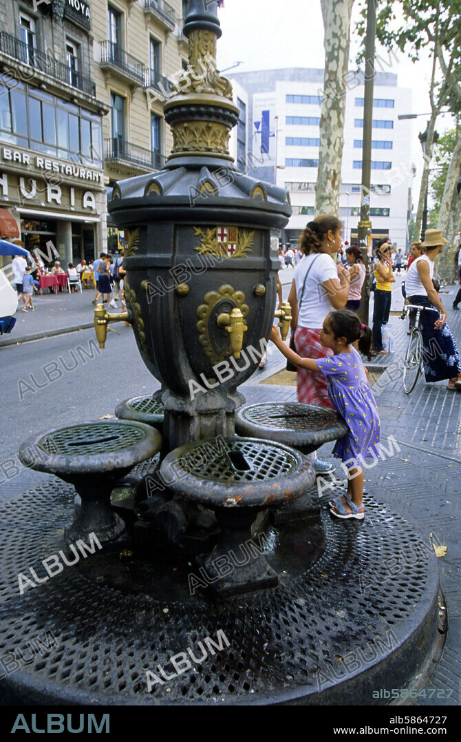 Fuente de Canaletas Ramblas junto boca a Metro Plaza Cataluña / Catalunya (L3 y L1).