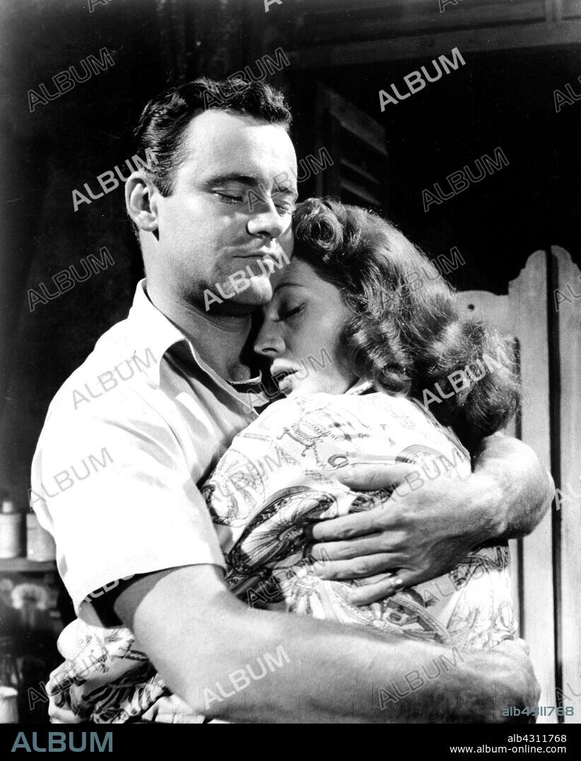 JACK LEMMON y RITA HAYWORTH en FUEGO ESCONDIDO, 1957 (FIRE DOWN BELOW), dirigida por ROBERT PARRISH. Copyright COLUMBIA PICTURES.