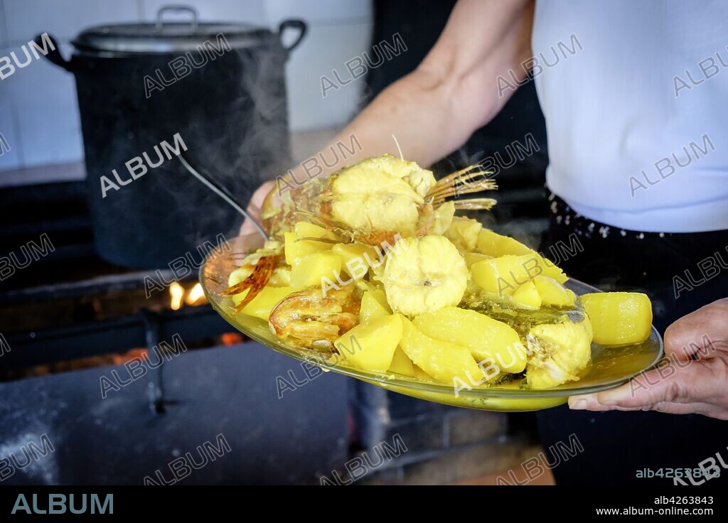 Bullit de peix, cocinado al fuego de leña, restaurante El Bigotes, Cala Mastella, Sant Carles, Municipio Santa Eulària des Riu, Ibiza, balearic islands, Spain.