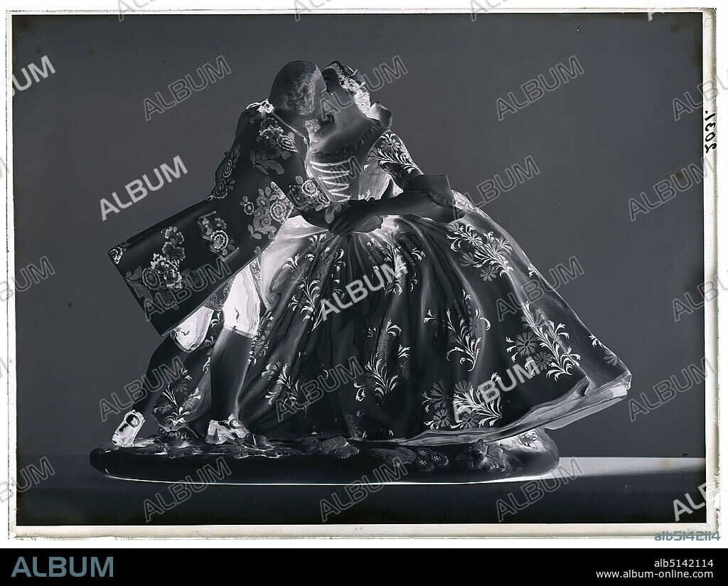 Wilhelm Weimar, Meissen porcelain group from London (fake), glass negative, black and white negative process, total: height: 23.8 cm; width: 17.8 cm, numbered: right: in black ink: 2031. sculpture, sculpture, sculpture art, work of applied art (ceramics).