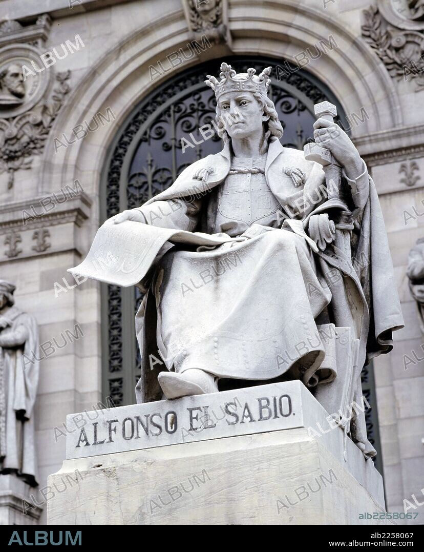 ALFONSO X " EL SABIO ". REY DE CASTILLA Y LEON. 1221 - 1284. ESTATUA EN LA FACHADA DE LA BIBLIOTECA NACIONAL. MADRID. OBRA DE JOSE ALCOVERRO.