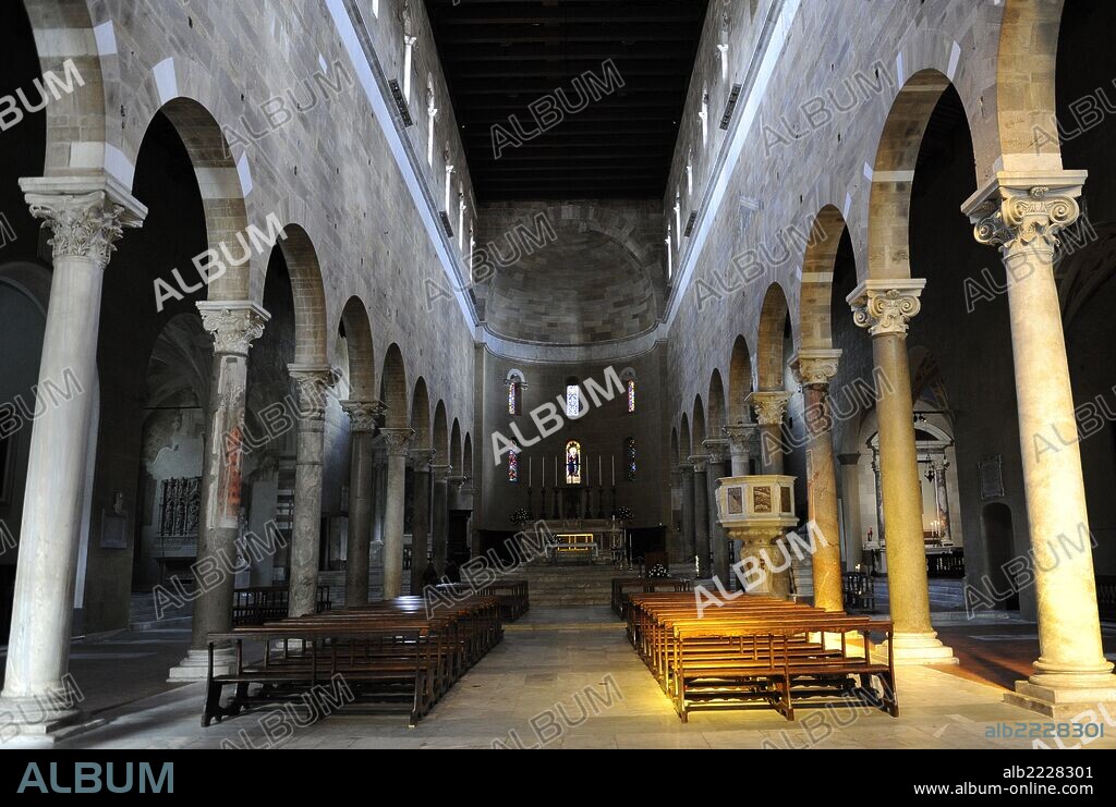 ARTE ROMANICO. ITALIA. BASILICA DE SAN FREDIANO. Siglo XII. Interior de la nave central. Lucca. La Toscana.