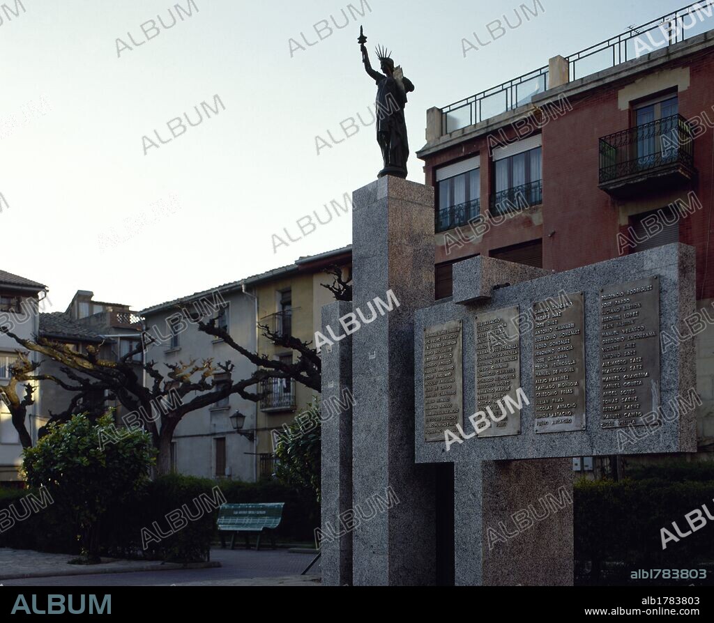LA RIOJA. CENICERO. Vista parcial de la plaza de la Cantabrana con la ESTATUA DE LA LIBERTAD, que forma parte del monumento levantado en 1897 en memoria de los héroes muertos durante las guerras carlistas, obra de Don NICETO CARCAMO DE BRIONES. Retirada durante 40 años y colocada de nuevo en 1976. Comarca de La Rioja Alta. España. (Aspecto del monumento anterior a 1997).