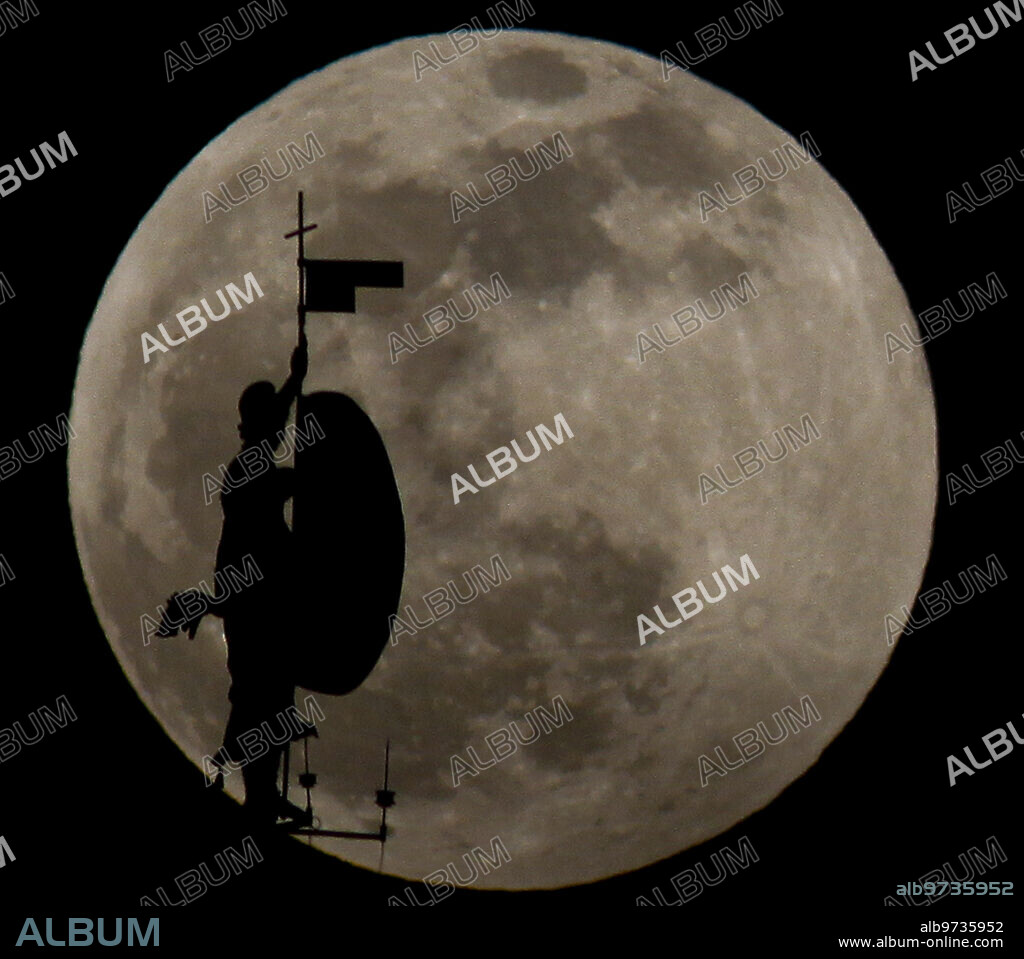 Seville, 01/10/2020. El Giraldillo with the moon in the background during the penumbral eclipse. Photo: Manuel Gómez ARCHSEV.