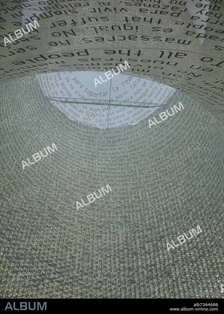 ESTUDIO FAM (ARQUITECTURA Y URBANISMO). CUPULA DE CRISTAL CON LOS MENSAJES DE CONDOLENCIA DEJADOS EN ATOCHA DESPUES DE LA TRAGEDIA -MONUMENTO A LAS VICTIMAS DEL 11-M - INAUGU.