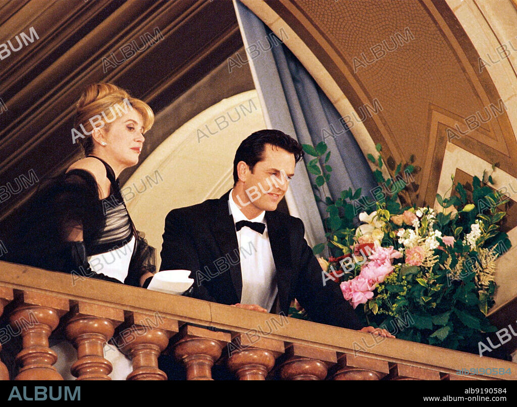 CATHERINE DENEUVE et RUPERT EVERETT dans LES LIAISONS DANGEREUSES, 2003, réalisé par JOSEE DAYAN. Copyright JLA Productions.