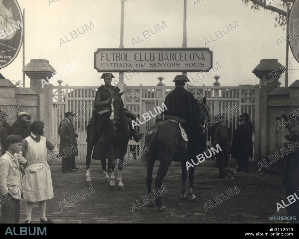 Catalunya. Entrada del campo del Club de Futbol Barcelona de Les Corts. Partido entre el Barcelona y el Español a puerta cerrada, custodiado por la guardia civil. Año 1925. Se celebraba un partido entre el Fútbol Club Barcelona y El Español a puerta cerrada.