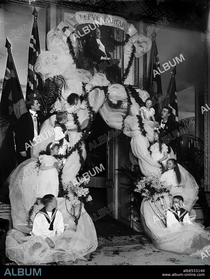 ARKIV 1905 . Oscar II fyller 75 år och uppvaktas med en tablå av barn och barnbarn. Tablån från golvet till vänster består av prins Erik, okänd, Foke Bernadotte, okänd, prinsessan Margaretha. Till höger från golvet Carl Bernadotte, prinessan Maria, Elsa Bernadotte och prinsessan Märtha. Stående prinsarna Wilhelm och Gustaf Adolf.. Children and grandchildern celebrate king Oskar II on his 75:th birthday.. Foto: TT / Kod 1900.