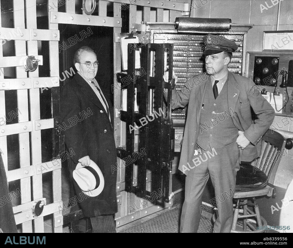 Tom Mooney Leaves Prison - San Quentin prison doors open wide for Tom Mooney, who was been sentenced there for life imprisonment for the bombing of the San Francisco preparedness Day Parade in 1916. Yesterday, Jan. 7 Mooney received a pardon absolving him from the Crim from California's new Governor, Culbert L. Olson. January 08, 1939. (Photo by Wide World Photo).