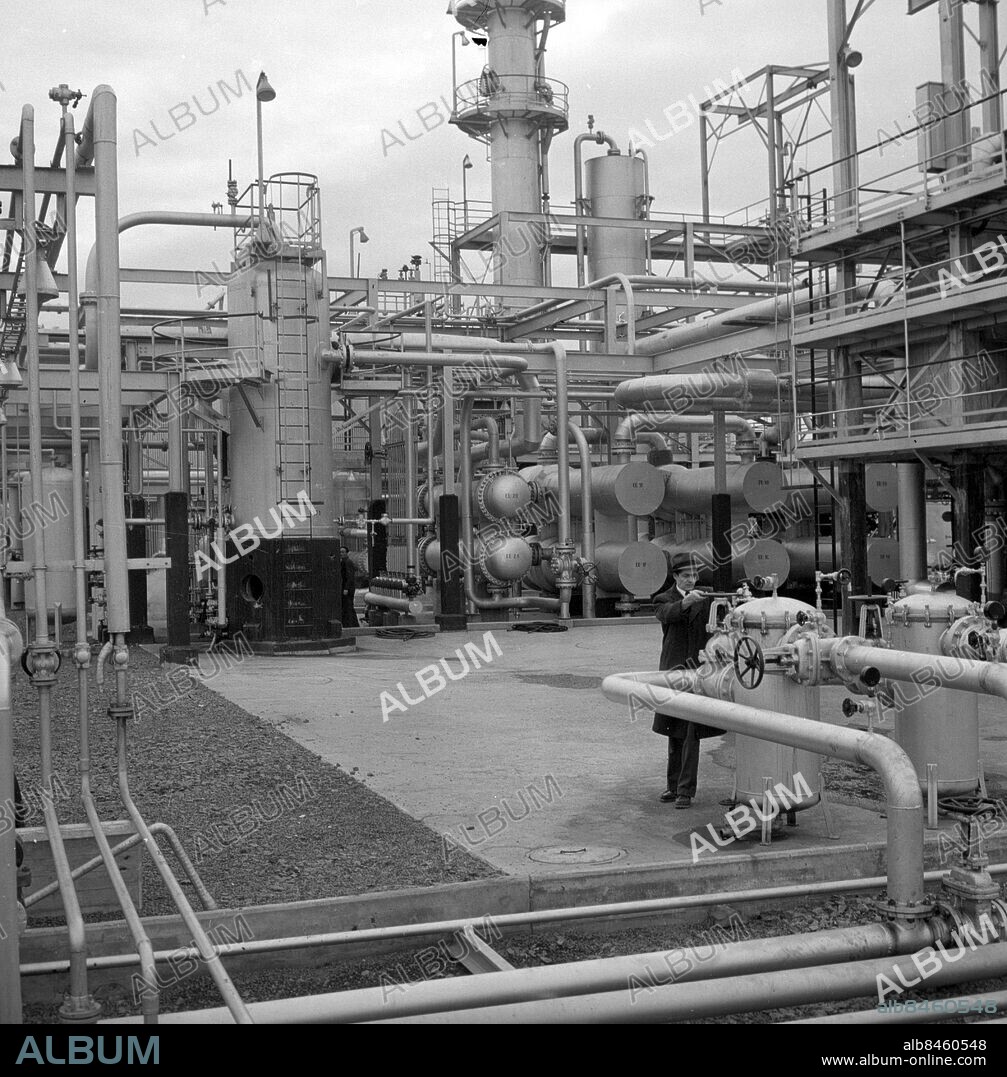 GÖTEBORG 1956-12-07.. Koppartrans raffinaderi på Hisingen - chefen öppnar kranen *** Local Caption *** GT Foto: Kamerareportage / TT / Kod: 2524.