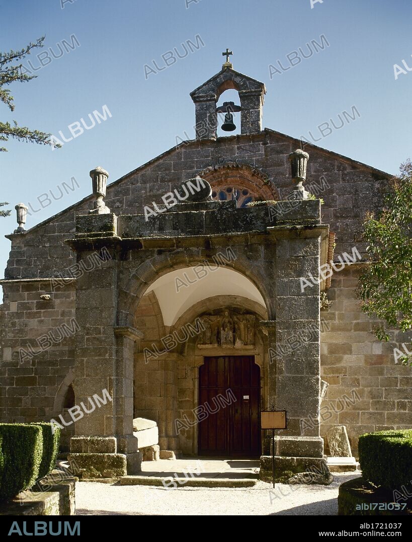 GALICIA. NOIA. Vista parcial de la IGLESIA DE SANTA MARIA A NOVA, construída en el año 1327 sobre un antiguo templo románico por el arzobispo Berenguel de Landoira. Declarada Monumento histórico-artístico nacional en el año 1973. Provincia de A Coruña. España.