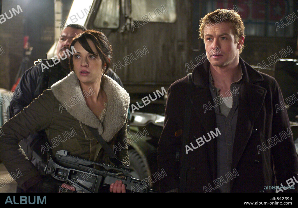 ASIA ARGENTO and SIMON BAKER in LAND OF THE DEAD, 2005, directed by GEORGE A. ROMERO. Copyright UNIVERSAL PICTURES / GIBSON, MICHAEL.
