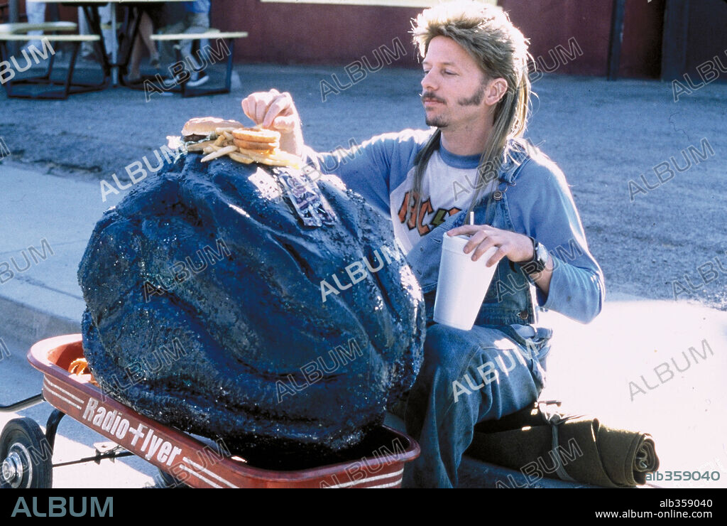 DAVID SPADE en LA SUCIA HISTORIA DE JOE GUARRO, 2001 (JOE DIRT), dirigida por DENNIE GORDON. Copyright COLUMBIA PICTURES / FARMER, JON.