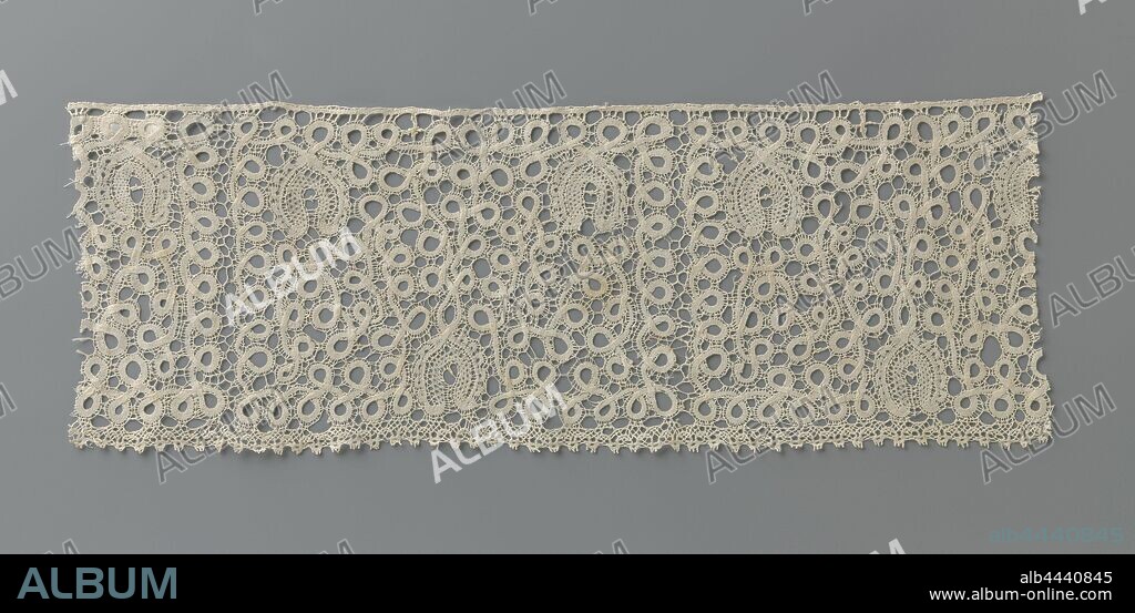 Strip of bobbin lace with heart-shaped motifs between occiolini loops, Strip of natural-colored bobbin lace: occhiolini. The repeating pattern consists of three inverted heart-shaped motifs in a rectangular field that is formed by a jumble of loops. The loops are formed by a narrow ribbon that has been clinked in linen strokes with open-worked edges on one side and that constantly winds over itself. The hearts come from this continuous ribbon and are partly cost in linen with a curved edge on the outside and a decorative ground on the inside with open stitches and elongated spiders in net stroke. The loops are connected by hooking in where they touch each other, some extra connections are made with braids. The rectangular fields are connected to each other by a vertical column, formed by a zigzag braid and fixed with a hook between the loops of the successive rectangular fields. The top and bottom of the strip are finished straight, the underside of which has a border with lacing holes and braids that is finished with a painted edge of the bow., Judgment of Cambyses: the appoints Sisamnes' son to succeed his father judgment seat (possibly flaying or Sisamnes visible), anonymous, Milaan, c. 1900 - c. 1924, linen (material), tape lace (bobbin lace), l 41 cm × w 14 cm ×, 19 cm.