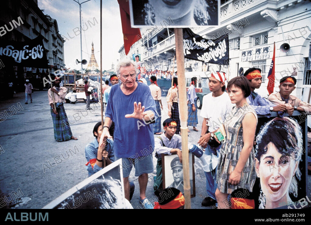 JOHN BOORMAN y PATRICIA ARQUETTE en MÁS ALLÁ DE RANGÚN, 1995 (BEYOND RANGOON), dirigida por JOHN BOORMAN. Copyright PLESKOW/SPIKINS / RUBENSTEIN, BILL.