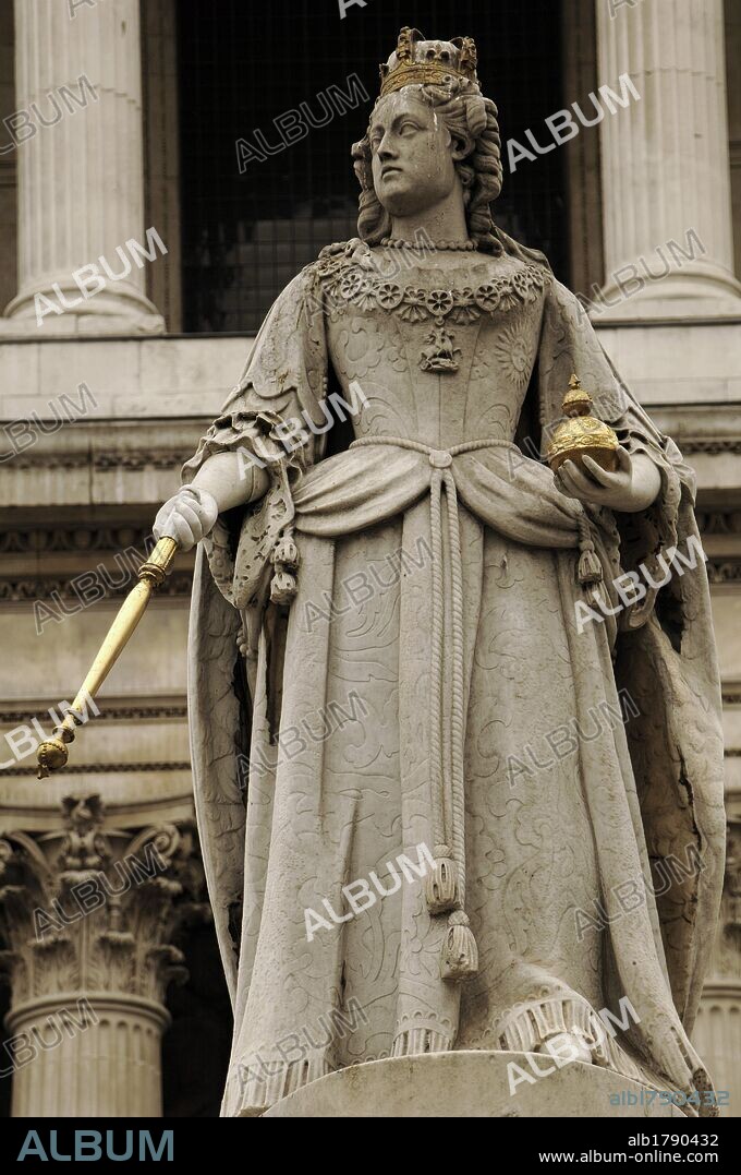 ANA I DE GRAN BRETAÑA E IRLANDA (1665-1714). Reina de Inglaterra, Escocia e Irlanda (1702-1714). Tras la unión de Inglaterra y Escocia en 1707, Ana se convirtió en la primera soberana de Gran Bretaña y la última de la casa de los Estuardo. Estatua de la reina Ana erigida por la Corporación de Londres en el año 1886. Situada frente a la Catedral de San Pablo. Londres. Inglaterra. Reino Unido.