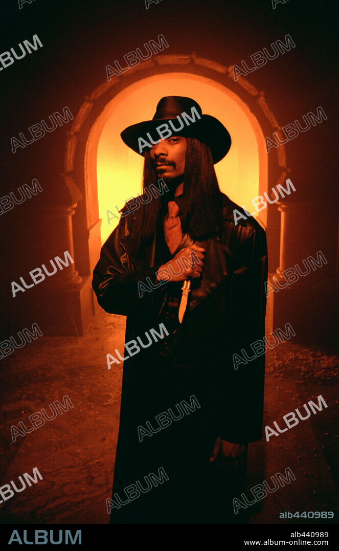 SNOOP DOGG in BONES, 2001, directed by ERNEST DICKERSON. Copyright NEW LINE CINEMA.