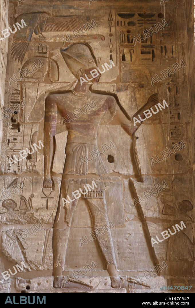 Temple of Ramses III. The pharaoh Ramses III with Khepresh. New Kingdom. (1550-1069 b.C). Twentieth dynasty. Thebes. Medinet-Habou. Egypt.