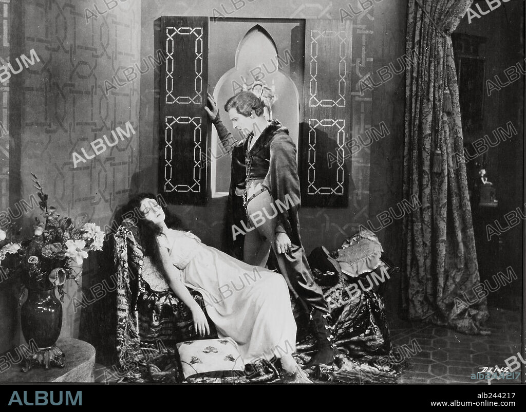 JOHN BARRYMORE and MARY ASTOR in DON JUAN, 1926, directed by ALAN CROSLAND.  Copyright WARNER BROS. PICTURES. - Album alb244217