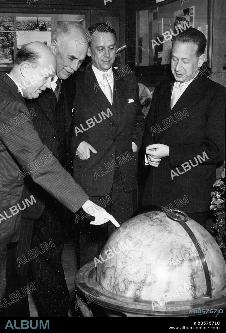 Stockholm 1954-12-22. Ragnar Lund, Birger Ekeberg, Uno Willers och Dag Hammarskjöld vid Unescos utställning i Kungliga biblioteket. Foto: SvD / TT / kod 12014.