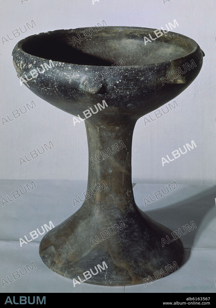 COPA DE CERAMICA ARGARICA CON PEANA PROCEDENTE DEL CERRO DE LA ENCINA DE MONACHIL (GRANADA) - 1900-1300 a JC.