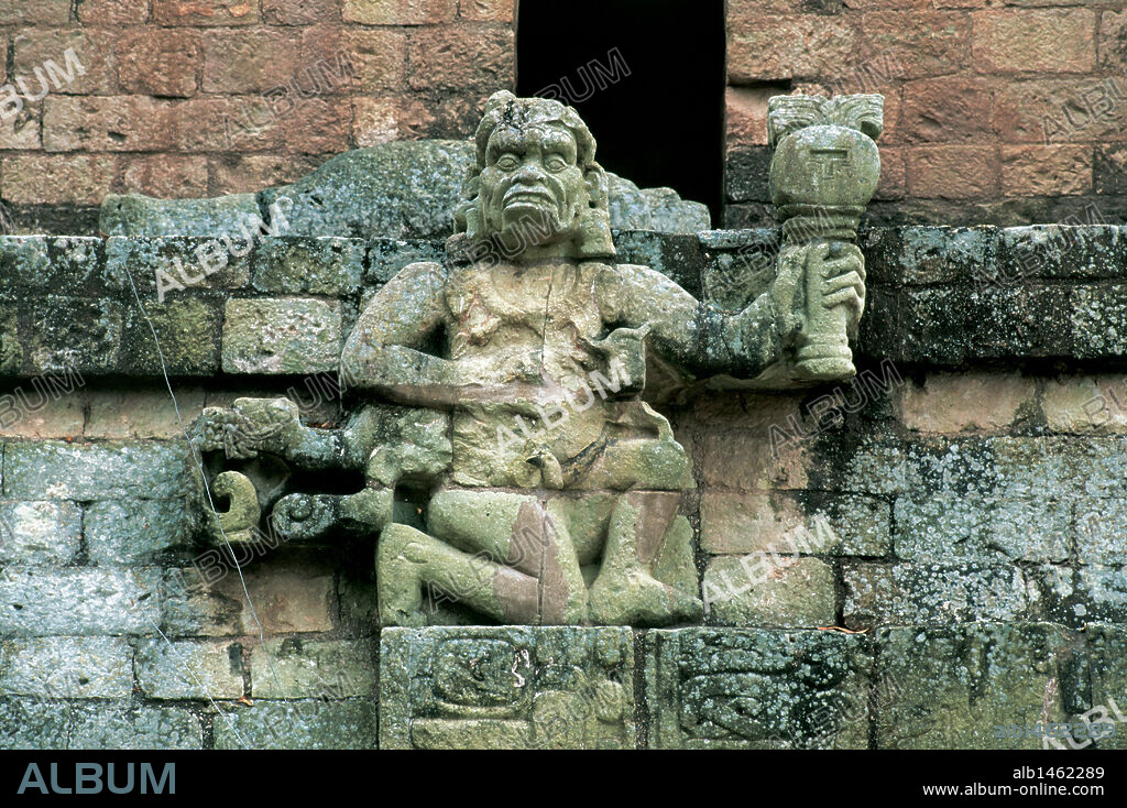 ARTE PRECOLOMBINO. MAYA. SITIO ARQUEOLOGICO DE COPAN. Ciudad maya. Detalle de la "ESTRUCTURA 11" ubicada en la Plaza Ceremonial. Departamento de Copán. Honduras.