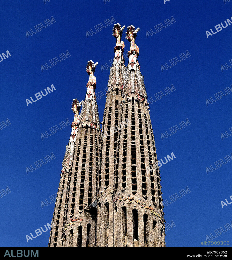 TORRES CAMPANARIO DE LA SAGRADA FAMILIA - FOTO AÑOS 90.
