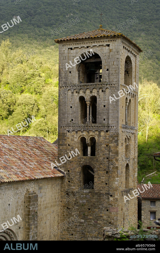 Campanario de la iglesia romanica de St. Cristòfol (s.XIII).Beget.Cordillera Pirenaica.Girona. España.