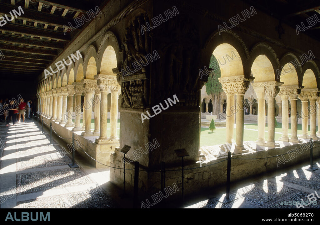 Santo Domingo de Silos, claustro románico del Monasterio.