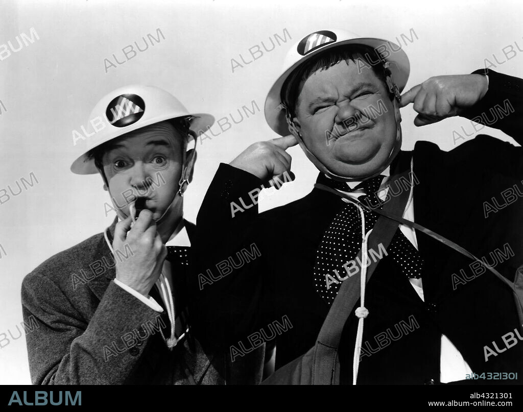 OLIVER HARDY y STAN LAUREL en VIGILANTES DEL CIELO, 1943 (AIR RAID WARDENS), dirigida por EDWARD SEDGWICK. Copyright M.G.M.