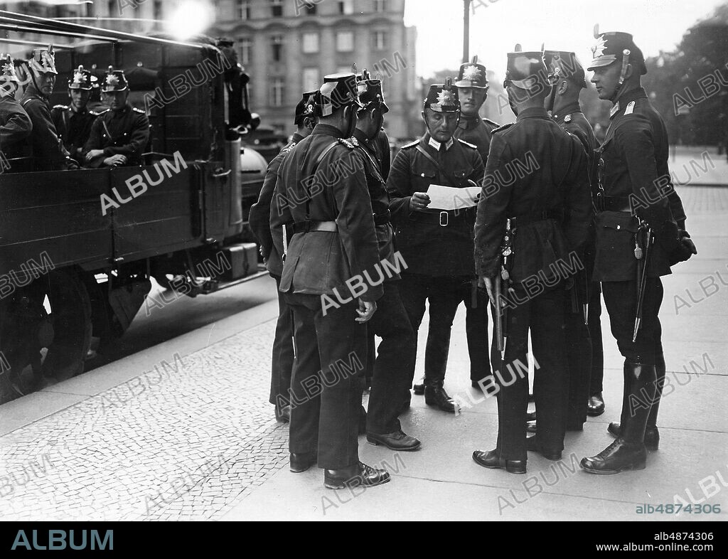 GERMANY BERLIN around 1930. Orig. caption ... THE REICHSTAG WILL BE OPENED. A police officer gives his team instructions. Photo: Presse-Photo / AB Text & Bilder / SVT / Code: 5600 Folder: 5-min Germany 1925-32 11: Police Helmets sites: BERLIN; GERMANY PhotoDate: 193? - ?? - ??.