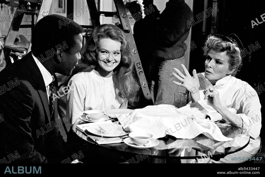 KATHERINE HEPBURN and SIDNEY POITIER. Aug. 28, 2002 - Hollywood, CA, USA - SIDNEY POITIER, KATHARINE HEPBURN , KATHARINE HOUGHTON ON THE SET OF GUESS WHO'S COMING TO DINNER? . DON ORNITZ/(Credit Image: Â© Don Ornitz/ZUMA Wire).