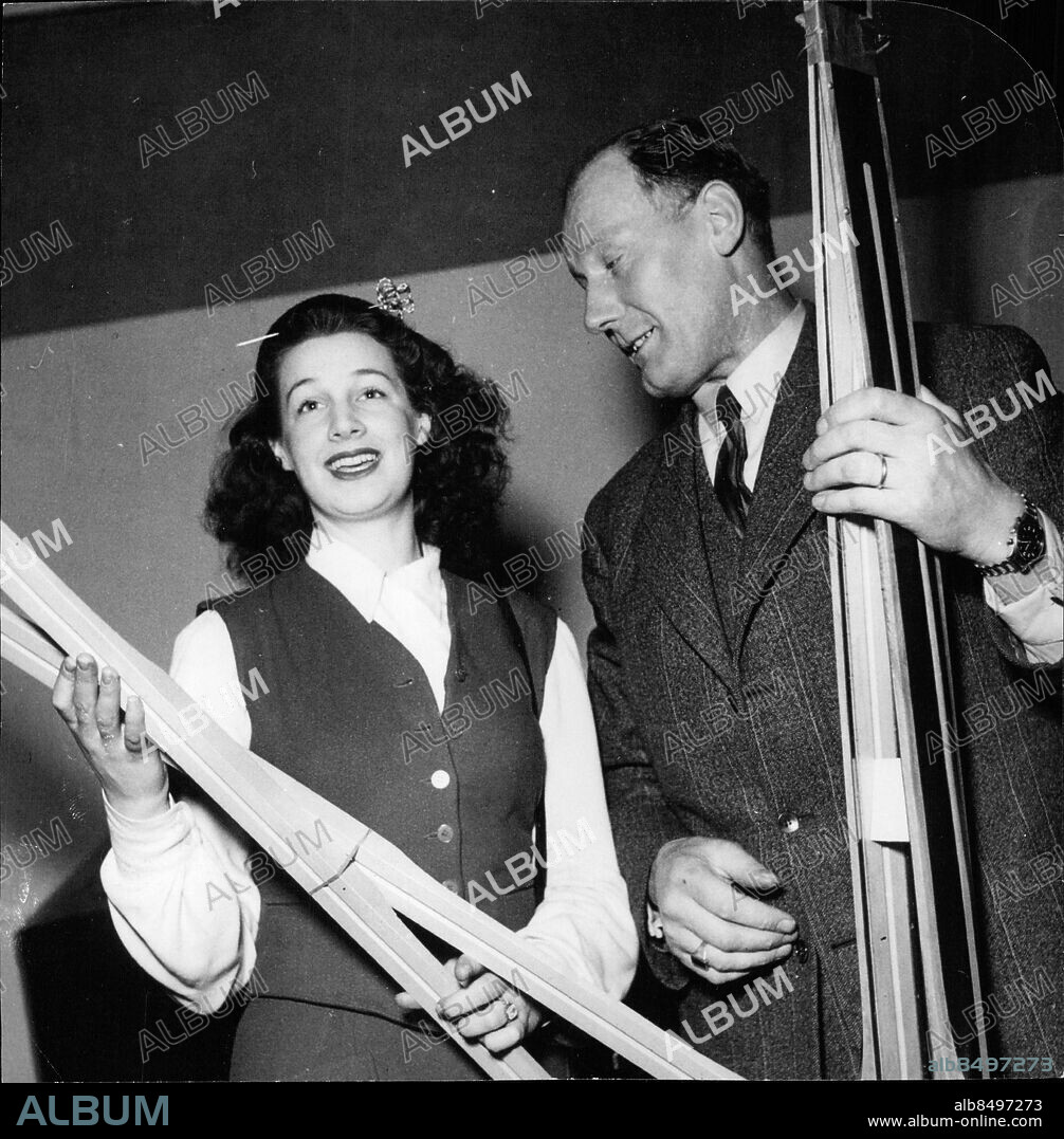 Stockholm 1945-03-03. Skådespelaren Marianne Gyllenhammar och skidfabrikören och uppfinnaren Eric Sundin från Hudiksvall diskuterar slalomteknik på fritidsutställningen hos Ostermans. Foto: SvD / TT / kod 12014.