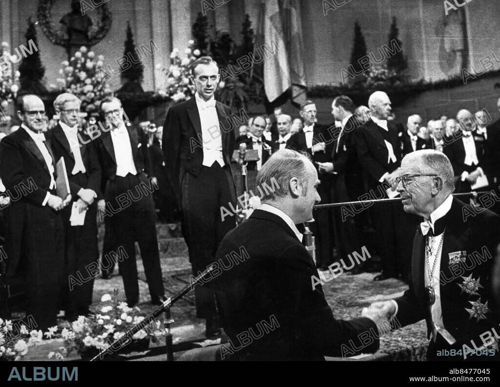 File Sweden Nobel 1962 . Medicine laureate Francis Crick, Great Britain receives his prize from the hands of his majesty king Gustaf VI Adolf of Sweden. Crick shares the prize with James Watson and Maurice Wilkins.. Foto: NTB code 194.