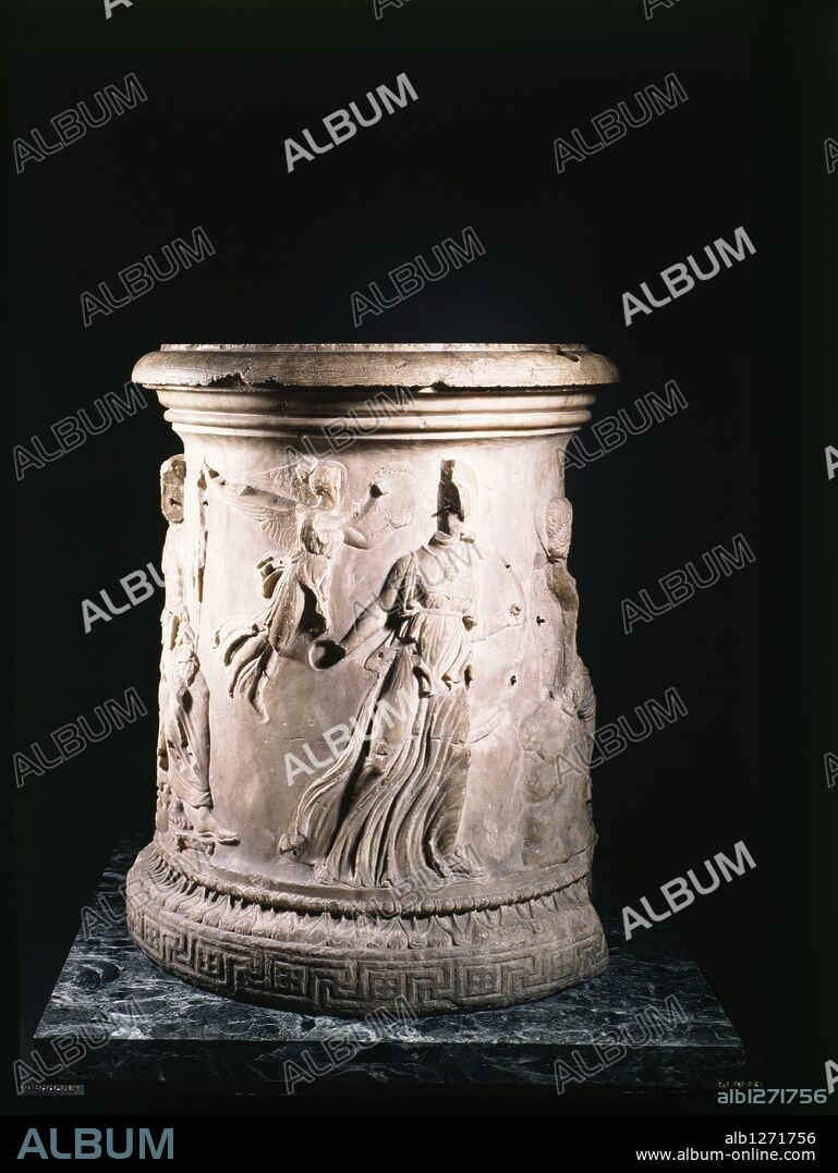 Puteal de la Moncloa. Brocal de pozo en mármol, elemento decorativo de una casa romana. Los relieves representan el nacimiento de Atenea. Siglo I d.C. Altura: 99,5 cm. Diámetro: 84 cm.
